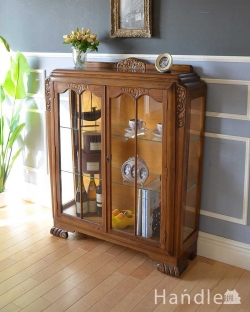 アンティーク家具 アンティークのキャビネット アンティークのガラスキャビネット、お花の彫刻がキレイなイギリスの家具