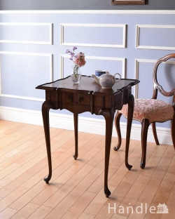 アンティーク家具 アンティークのテーブル 華やかな天板のカッティングが美しい、引出し付きのアンティークオケージョナルテーブル