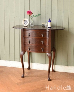 アンティーク家具 アンティークのチェスト 伸張式の天板が付いた、英国輸入のアンティークベットサイドチェスト