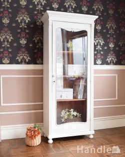 アンティーク家具 アンティークのキャビネット 装飾が可愛いアンティーク家具、ペイントのフレンチガラスキャビネット