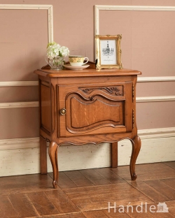 アンティーク家具 アンティークのキャビネット フランス輸入の小さなアンティーク家具、きれいな木目のナイトテーブル