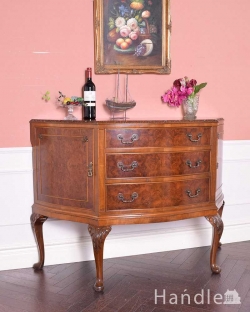 アンティーク家具 アンティークのキャビネット 英国のアンティークのキャビネット、装飾や取っ手も美しいサイドボード 