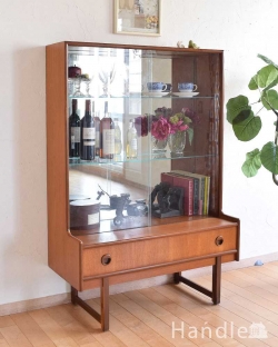 アンティーク家具 アンティークのキャビネット ディスプレイ楽しめるミラーバック、ヴィンテージの引き戸タイプのガラスキャビネット