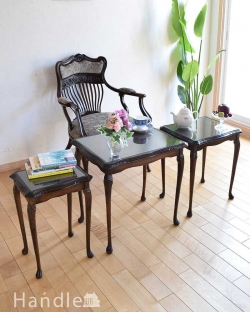 アンティーク家具 アンティークのテーブル マホガニー材の英国アンティーク家具、ガラス天板のネストテーブル 