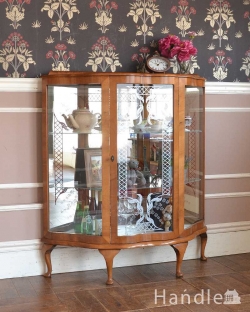 アンティーク家具 アンティークのキャビネット シルバーの美しい模様を描いた扉付きのアンティークガラスキャビネット（飾り棚）