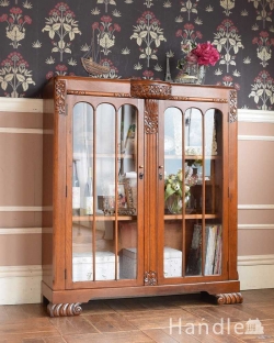 アンティーク家具 アンティークのキャビネット 英国輸入のアンティークの収納家具、お花の彫刻入りのブックケース(キャビネット)