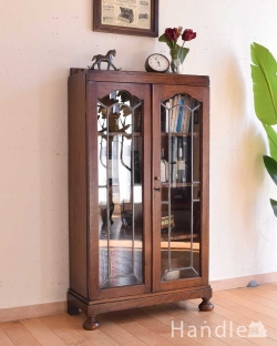 アンティーク家具 アンティークのキャビネット 美しいガラス扉のアンティーク家具、飾り棚にもなるアンティークブックケース