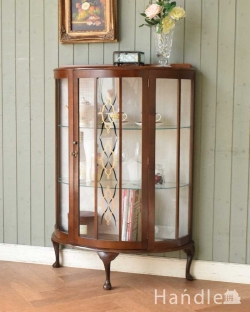 アンティーク家具 アンティークのキャビネット ゴールド×ブラックの装飾が素敵なハーフムーン型のアンティークガラスキャビネット（飾り棚）