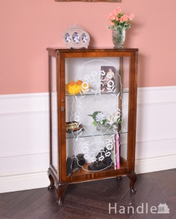 アンティーク家具 アンティークのキャビネット イギリス輸入のアンティーク家具、お花のガーランドが素敵なガラスキャビネット