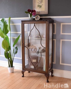 アンティーク家具 アンティークのキャビネット 英国スタイルのアンティーク家具、ウォルナット材のショーケース（ガラスキャビネット） 