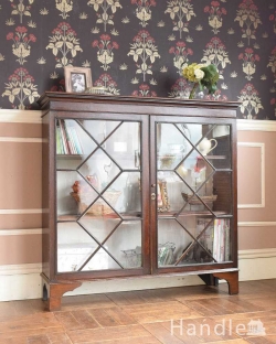 アンティーク家具 アンティークのキャビネット シノワズリなアンティーク英国家具、ガラス扉のブックケース（本棚）