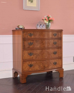 アンティーク家具 アンティークのチェスト 木目の美しいアンティーク英国家具、4段タイプのウォルナット材チェスト