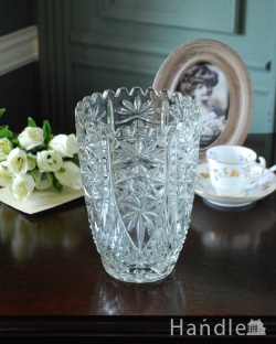 アンティーク雑貨 アンティーク花瓶 豪華なカッティングがお部屋を彩るアンティーク プレスドグラス、フラワーベース