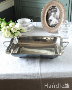アンティーク雑貨 英国輸入の上品な輝きを放つアンティークシルバーの持ち手付きプレート(トレイ)