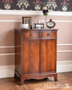 アンティーク家具 アンティークのキャビネット マホガニー材のアンティーク家具、イギリスのカップボード（ベッドサイドカップボード）