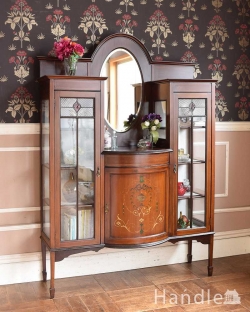 アンティーク家具 アンティークのキャビネット 繊細な象眼が美しいアンティーク家具、マホガニー材のガラスキャビネット（ディスプレイキャビネット）