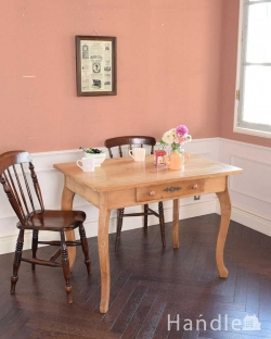 アンティーク家具 アンティークのテーブル イギリス輸入のアンティーク家具、脚のデザインが可愛いテーブル(引き出し付き)