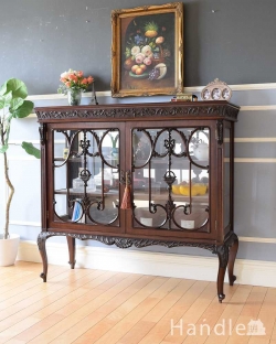 アンティーク家具 アンティークのキャビネット マホガニー材のアンティーク英国家具、装飾が美しいガラスキャビネット（ショーケース）