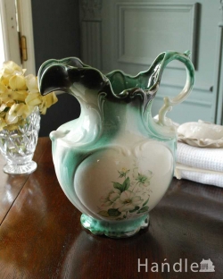 アンティーク雑貨 アンティーク食器 深いグリーンが美しい、白いお花模様がキレイなイギリス輸入のアンティークジャグ