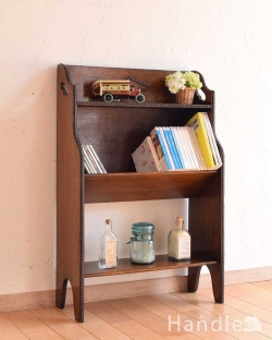 アンティーク家具 アンティークのキャビネット 英国らしいかっこいいデザイン、英国輸入のアンティーク家具のマガジンラック（ブックシェルフ）