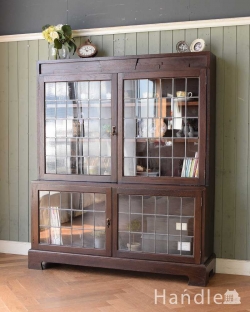 アンティーク家具 アンティークのキャビネット 和室にも似合うアンティークの英国家具、英国紳士たちが愛したガラス扉のブックケース（本棚）