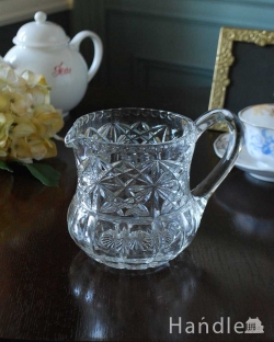 アンティーク雑貨 アンティーク花瓶 縁どりのカッティングが美しいアンティーク プレスドグラス(ウォータージャグ)