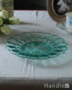 アンティーク雑貨 ケーキスタンド アンティーク 爽やかなミントグリーンのアンティークプレート、お花のような美しいプレスドグラス