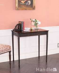 アンティーク家具 アンティークのテーブル お花の彫りが美しいイギリス輸入のアンティーク家具、マホガニー材のサイドテーブル