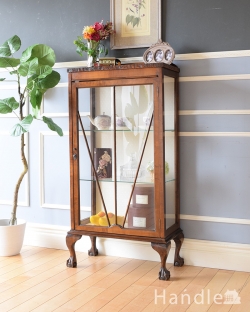 アンティーク家具 アンティークのキャビネット コンパクトなアンティーク家具、お花の彫りが美しいウォルナット材のガラスキャビネット