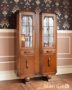 アンティーク家具 アンティークのキャビネット 英国アンティークのキャビネット、お花の彫刻が美しいガラスキャビネット