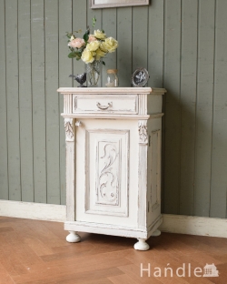 アンティーク家具 アンティークのキャビネット フレンチホワイトのお洒落な彫りのアンティーク ベッドサイドキャビネット