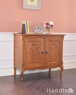 アンティーク家具 アンティークのキャビネット 和室にも合うフランスキャビネット、優雅な彫りが美しいアンティーク家具