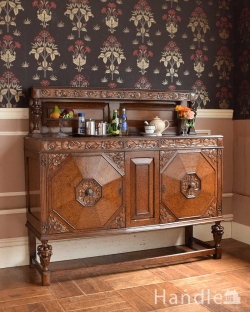 アンティーク家具 アンティークのキャビネット アンティークの英国家具、お花の彫刻が華やかな美しいサイドボード 