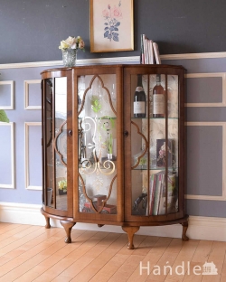アンティーク家具 アンティークのキャビネット 美しいアンティーク家具、英国輸入のウォールナット材のガラスキャビネット