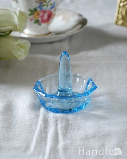 アンティーク雑貨 ケーキスタンド アンティーク 鮮やかなブルーのアンティークプレスドグラス、アンティークガラスのリングスタンド