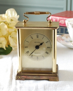 アンティーク雑貨 英国輸入のアンティーク雑貨、持ち手もついたオシャレな置き時計