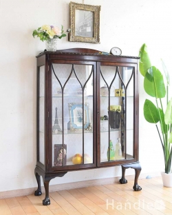 アンティーク家具 アンティークのキャビネット 正統派の英国アンティークキャビネット、ゴシックデザインのガラスキャビネット
