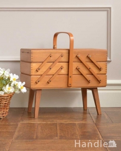 アンティーク家具 ソーイングボックス 可愛い脚付き、小物収納にぴったりなあめ色のアンティークソーイングボックス 