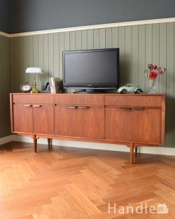 アンティーク家具 アンティークのキャビネット イギリスのマッキントッシュ社、収納力がたっぷりあるヴィンテージサイドボード