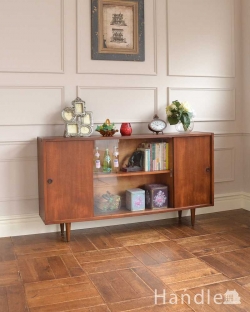 アンティーク家具 アンティークのキャビネット 引き戸のヴィンテージガラスキャビネット、引き戸タイプのショーケース