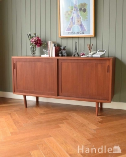 アンティーク家具 アンティークのキャビネット 北欧スタイルのスッキリとした引き戸タイプのヴィンテージサイドボード