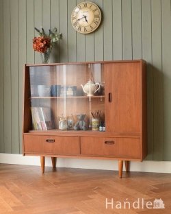 アンティーク家具 アンティークのキャビネット 引き戸のヴィンテージガラスキャビネット、見せる収納と隠す収納ができるショーケース