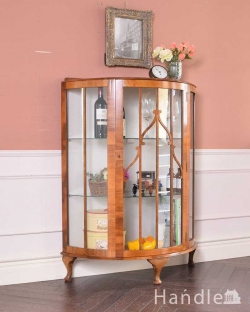 アンティーク家具 アンティークのキャビネット ウォルナット材の木目が美しい、アンティーク家具のガラスキャビネット