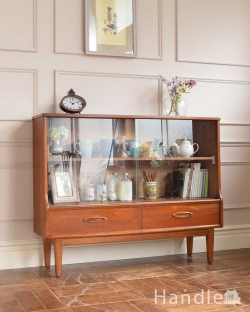 アンティーク家具 アンティークのキャビネット 本棚や飾り棚に使えるヴィンテージ家具、引き出し付きのガラスキャビネット