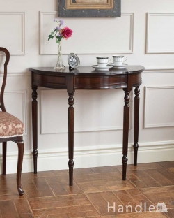 アンティーク家具 アンティークのテーブル 脚の装飾が美しいマホガニー材のコンソールテーブル（引き出し付き）