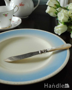 アンティーク雑貨  お花の彫刻が美しいアンティークシルバーのバターナイフ（マザーオブパール）