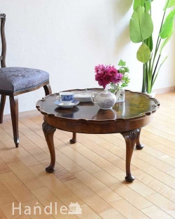 アンティーク家具 アンティークのテーブル 美しい天板の木目とお花のかたちが華やかなアンティークコーヒーテーブル