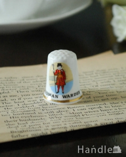 アンティーク雑貨 アンティーク食器 イギリスらしいロンドン塔の衛兵隊のアンティークシンブル（YEOMAN WARDER）