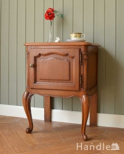 アンティーク家具 アンティークのキャビネット 便利な扉収納付きのフレンチ家具、アンティークスモールキャビネット（ナイトテーブル） 