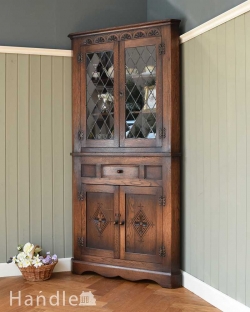 アンティーク家具 アンティークのキャビネット お部屋の角を彩るアンティーク家具、お花の彫刻が華やかなガラス扉のコーナーキャビネット